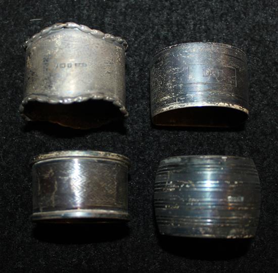 4 silver napkin rings(-)